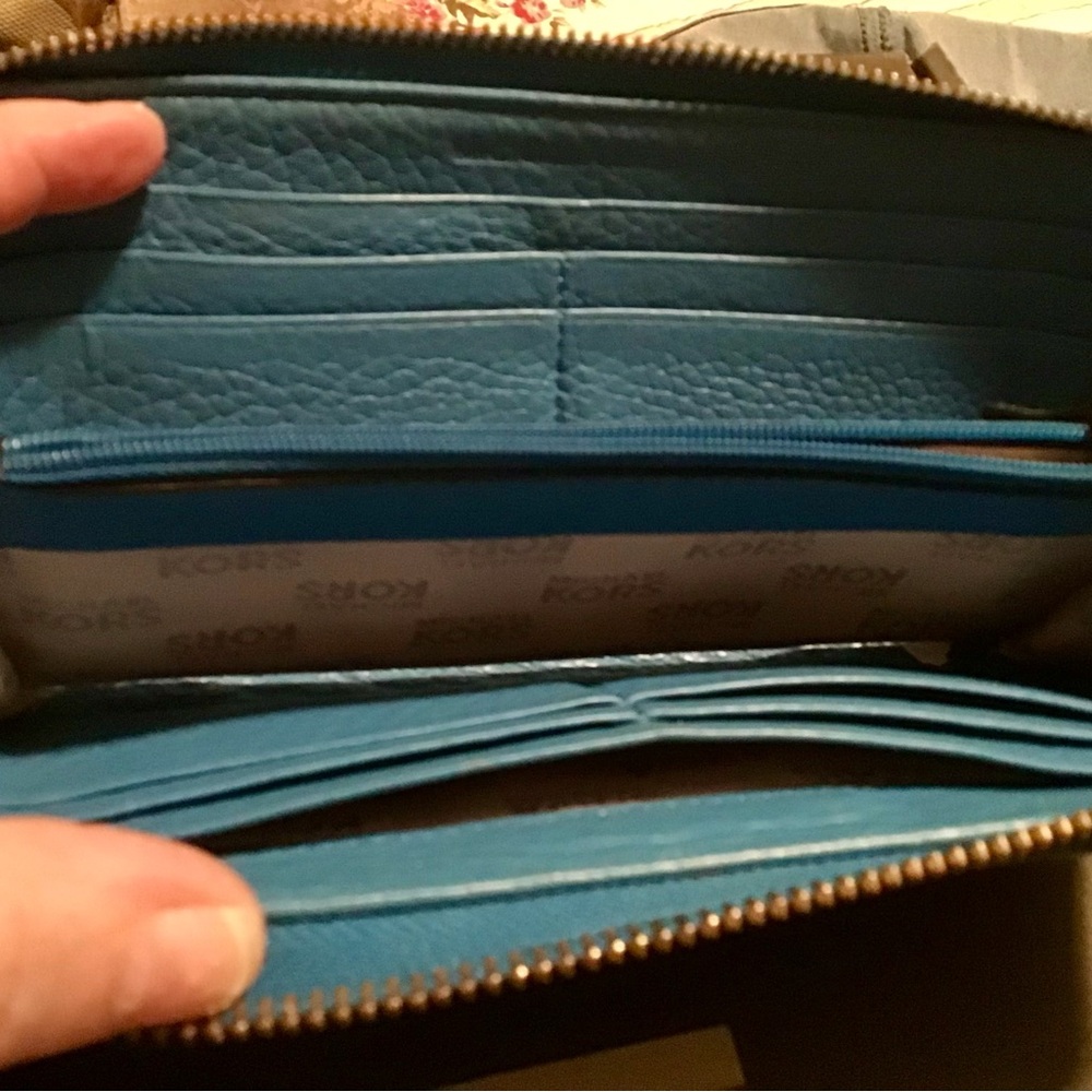2 PCs Michael Kors Blue Leather Shoulder Bag/Matching Wallet - Picture 5 of 11